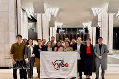欧洲越南青年企业家协会（VYBE）主席兼欧洲越南创新网络（VINEU）总监陈荷媚（中）与欧洲越南青年企业家协会成员合影。图自越通社
