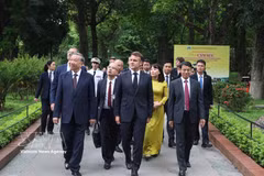 越共中央总书记苏林与法国总统马克龙在主席府参观胡志明主席遗迹区（2025年5月）。图自越通社