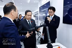 国会主席陈青敏在亦庄经济开发区视源股份（CVTE）参观了解应用人工智能（AI）技术的多领域交互显示产品。图自越通社