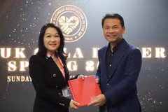 英国越南企业家协会主席阮氏离黎与比利时—越南企业家协会主席阮成荣交换关于加强两会合作的谅解备忘录（MOU）。图自越通社