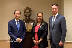 越南驻美国大使阮国勇与USABCI主席兼首席执行官玛格丽特·汉森-缪斯（中）及阿特拉斯航空全球公司首席执行官迈克尔·斯蒂恩（右）合影留念。图自越通社