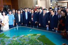与会代表参观规划沙盘。图自越通社