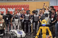 VinRobotics 公司的 VR-H3 机器人参加 ICRA 2026 机器人巡游活动。 图自越通社