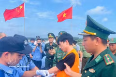 向中国职能部门移交33名违反越南法律的中国公民。图自越通社