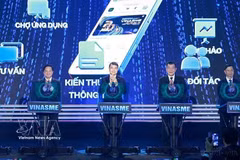 越南政府总理黎明兴与与会代表共同举行越南中小企业协会数字平台上线仪式（2026年8月）。 图自越通社