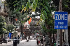 “低排放区”指示牌出现在河内古街区的门户节点之一。图自越通社