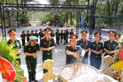 由第四军区司令何寿平中将率领的工作组前往长山国家烈士陵园献花和上香缅怀各位英烈。图自越通社