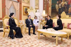 附图：越共中央总书记、国家主席苏林及夫人吴芳璃会见泰国国王玛哈·哇集拉隆功与王后。图自越通社