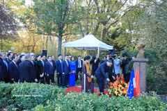 越共中央总书记、国家主席苏林在法国蒙特勒伊市胡志明主席雕像前献花。图自越通社
