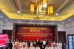 中国驻越南大使何炜与荣获2026-2027学年中国政府奖学金的学生合影留念。图自越通社