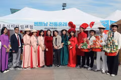 越南文化、美食特色亮相韩国城南全球文化节。图自越通社