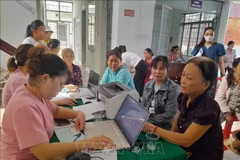 民众前往同奈省富盈乡卫生院就诊。图自越通社