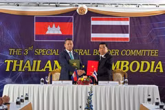 泰国国防部长那塔蓬·那巴尼奇（Natthaphon Narkphanit）大将（右）与柬埔寨副首相兼国防大臣迪西哈（Tea Seiha）大将签署停火协议（2025年12月27日）。图自AA/越通社
