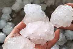 这是清平寿乡居民见证的有史以来规模最大的冰雹灾害。图自越通社