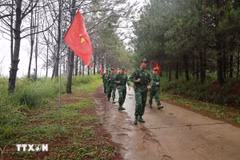 布依（Bờ Y）国际口岸边防哨所巡逻队执行边境巡逻任务。图自越通社
