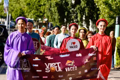 越南奥黛首次亮相悉尼街头巡游活动。图自越通社