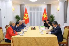 越共中央委员、外交部副部长阮孟强同志在河内与匈牙利工人党主席蒂尔默·久洛同志举行会谈。图自mofa.gov.vn