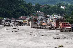 2026年8月29日，特里舒利河（Trishuli River）沿岸遭山洪袭击后，位于加德满都的建筑物受损并被厚厚的泥浆与石块包围。图自ANI/越通社