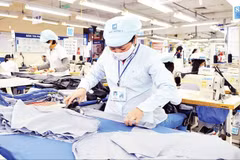 出口纺织品生产活动。图自人民报