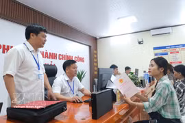 人民在北宁省山海乡办理公共行政手续。图自越通社