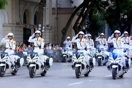 人民公安力量摩托车特技与军乐表演震撼登场