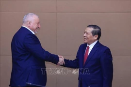 越共中央委员，中央宣教与民运部常务副部长赖春门和匈牙利社会党主席科姆亚蒂·伊姆莱（Komjáthi Imre）。图自越通社