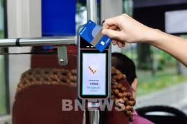 在公交车上实施NAPAS非接触式银行卡支付。图自Bnews
