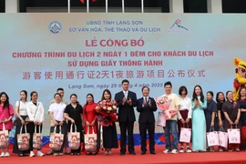 双方代表向两国游客赠送纪念品。图自越通社