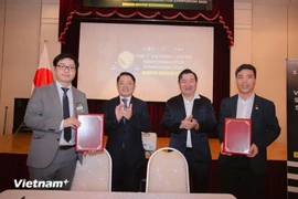 FPT Polytechnic学院、越南半导体产业人力资源发展联盟与日本合作伙伴签署了多份合作备忘录。图自越通社