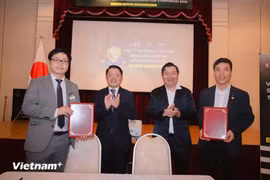 FPT Polytechnic学院、越南半导体产业人力资源发展联盟与日本合作伙伴签署了多份合作备忘录。图自越通社