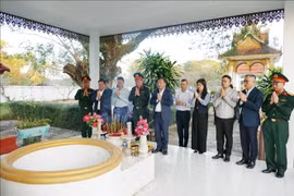 越南驻老大使馆代表在老越战斗联盟遗迹区上香。图自越通社