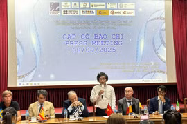 越南中央纪录与科学电影制片厂副总经理郑光松在记者会上发表讲话。图自qdnd.vn