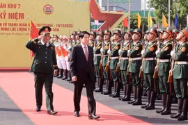 越南国家主席梁强向第七军区武装力量授予“人民武装力量英雄”称号