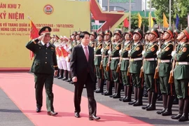 越南国家主席梁强向第七军区武装力量授予“人民武装力量英雄”称号