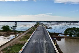 途经安江省的朱笃-芹苴-朔庄高速公路正在逐步成形，为安江省开辟了新的发展机遇。图自越通社