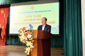 越南祖国阵线中央委员会副主席、越南老兵协会主席毕春长上将发表讲话。图自越通社
