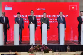 中央军委常委、国防部副部长黄春战上将（右三）与其他代表一起按下按钮，为越南军队电信工业集团驻新加坡代表处揭幕。图自越通社