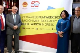 越南驻希腊大使范氏秋香和各位代表参加开幕式。图自越通社