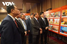 两国代表参观越南人民公安力量传统日80周年纪念典礼的展会。图自越南之声