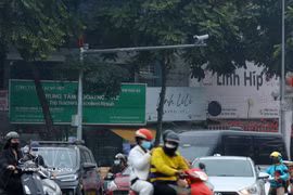 交通监控摄像头系统不仅提升了交通违法行为的发现和处理效率，同时增强交通参与者的守法意识。图自越通社