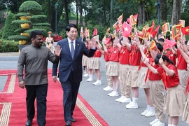 越南国家主席梁强举行仪式欢迎斯里兰卡总统迪萨纳亚克访越