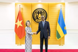 越南社会主义共和国驻坦桑尼亚联合共和国兼驻卢旺达共和国特命全权大使武清玄和卢旺达共和国总统府向卢旺达总统保罗·卡加梅。图自越通社