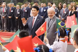 越南国家主席梁强迎接巴西联邦共和国总统路易斯·伊纳西奥·卢拉·达席尔瓦。图自越通社
