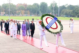 泰国总理佩通坦·钦那瓦前往胡志明主席陵墓敬献花圈