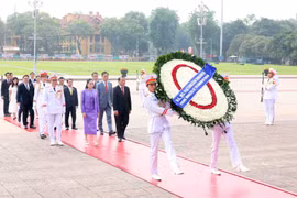 泰国总理佩通坦·钦那瓦前往胡志明主席陵墓敬献花圈