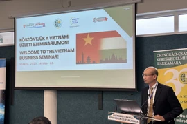 越南驻匈牙利大使裴黎泰致开幕词。图自越通社