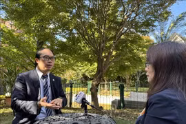 旅日越南人协会联合会主席阮洪山博士在接受越通社驻日本记者采访。图自越通社