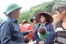 越南政府副总理胡国勇向玉岭乡受灾群众赠送慰问品。图自越通社