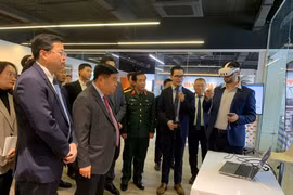 越南副总理阮志勇和其他代表听取了关于人工智能与数字孪生研发中心及卓越中心的报告。图自qdnd.vn