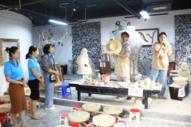 游客在钵场陶瓷村观看传统陶艺制作表演。图自hanoimoi.vn